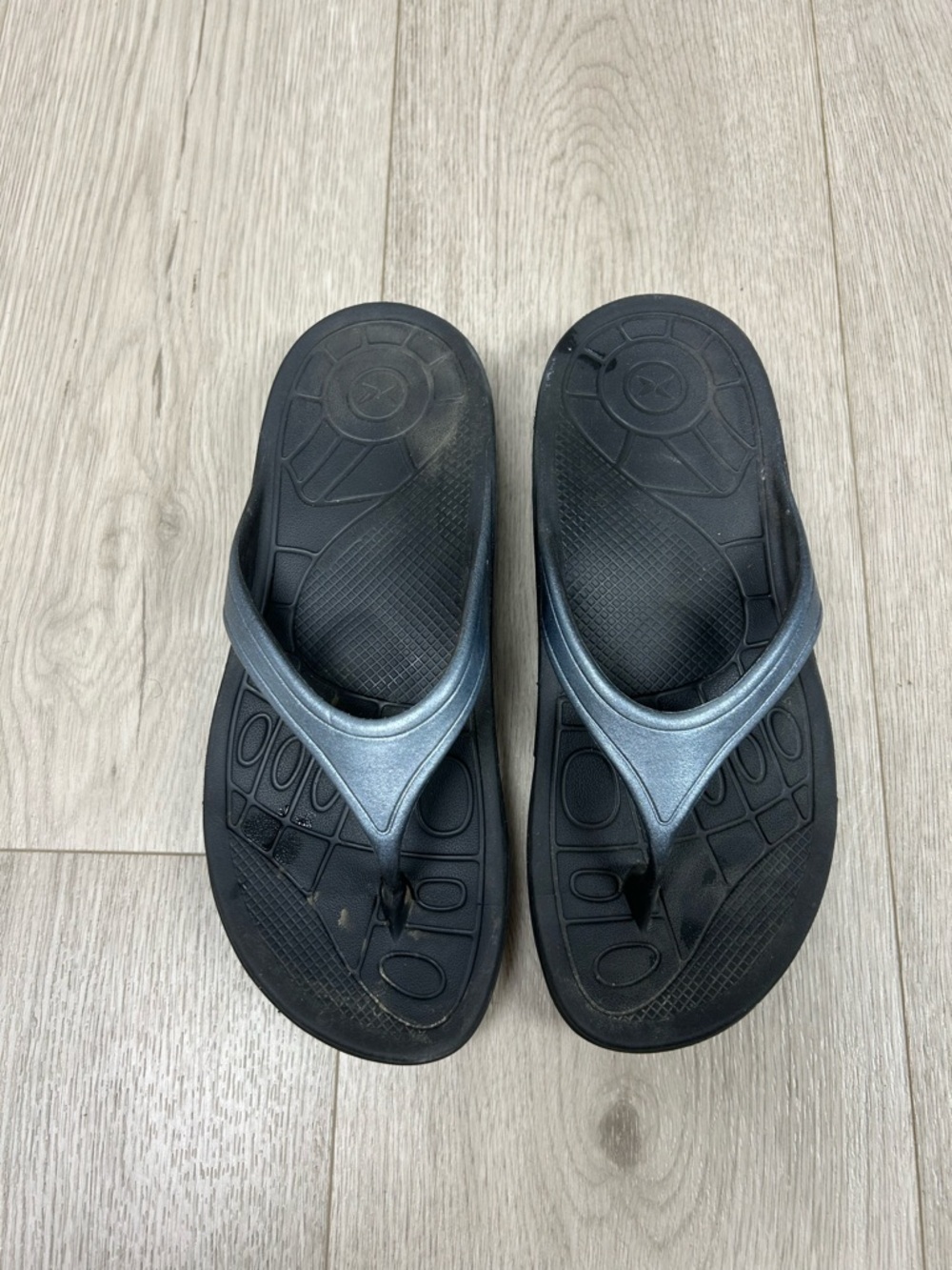 Aetrex Women’s Black & Silver Fiji Orthotic Flip Flops‎